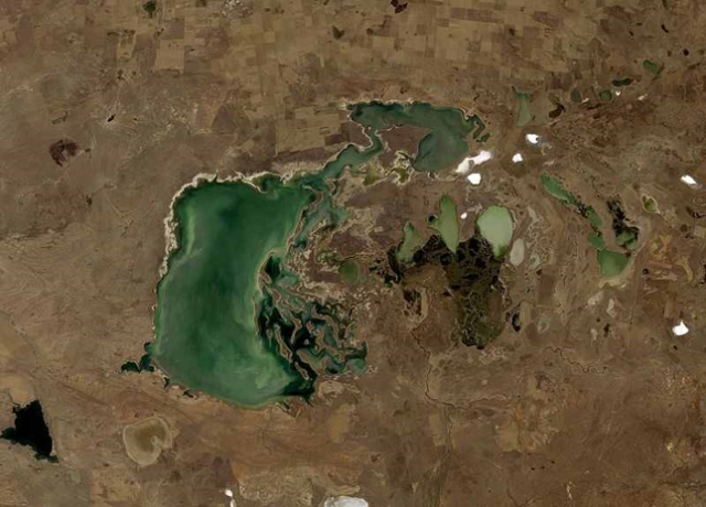 A Landsat-5 felvétele a Tengiz-tóról 1998. szeptember 15-én (NASA)