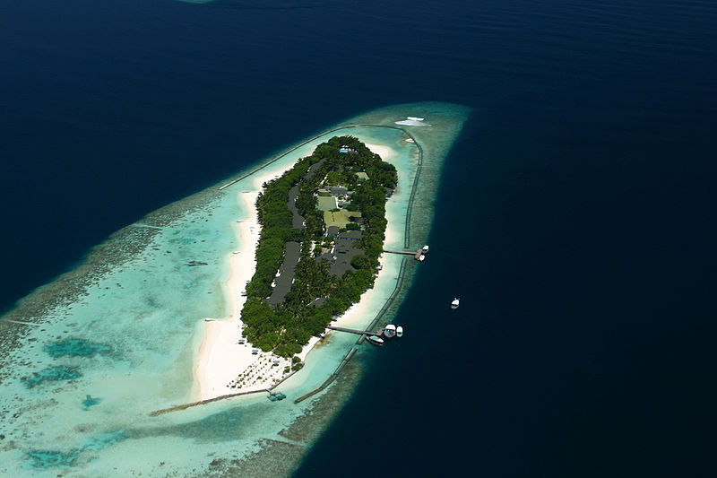 800px-Maldives-resort-island