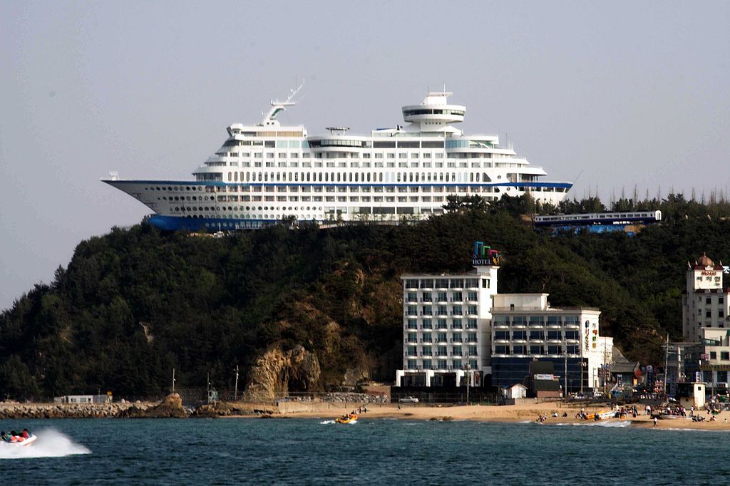 Sun Cruise Resort & Yacht Hotel