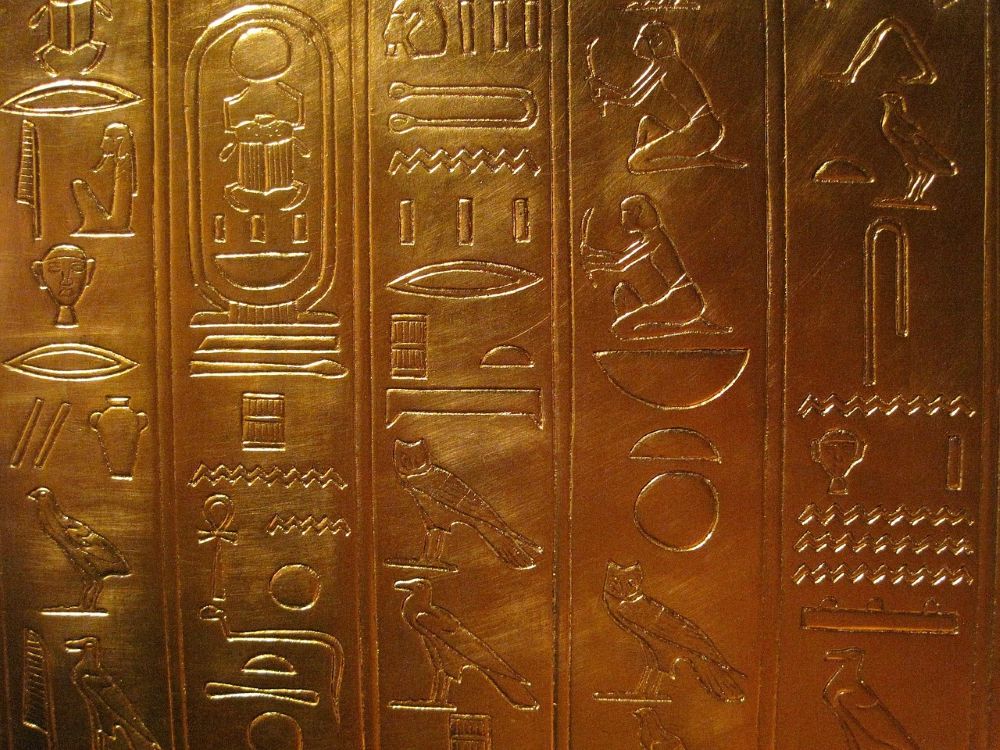Rejtett kamrák lehetnek Tutanhamon sírjában, akár Nofertiti maradványait is őrizhetik?
