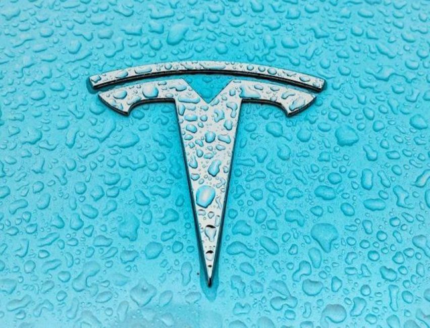 Az autó javításáért a Tesla szervizben 5.500 dollárt kértek, a tulaj végül maga oldotta meg 70-ből - Videó!