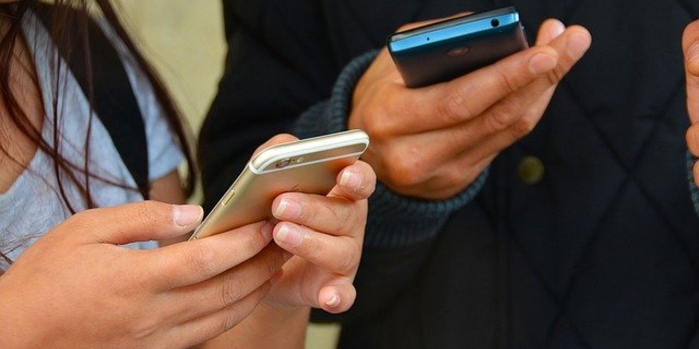 okostelefon mobiltelefon internet közösségi média