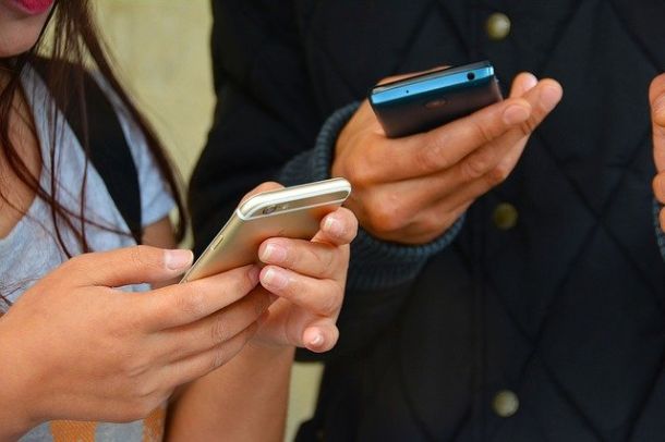 okostelefon mobiltelefon internet közösségi média